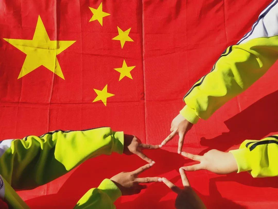 一个正方形的边长是6厘米，它的周长是______，面积是______